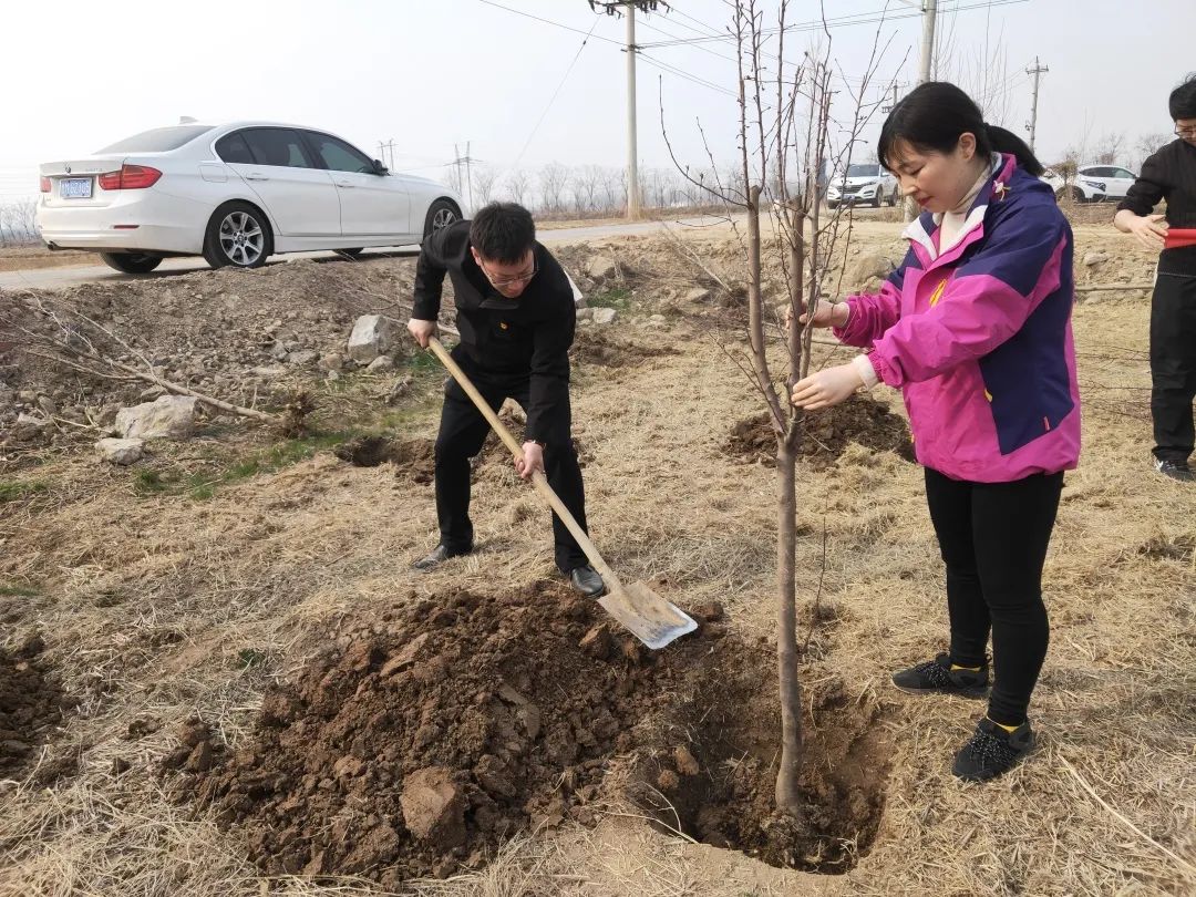 “綠水青山黨旗揚(yáng) 一心向黨守初心”植樹節(jié)活動(dòng)(圖3)